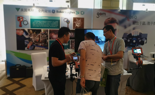 北京韋林意威特工業(yè)內(nèi)窺鏡有限公司的技術人員，正在為與會者介紹韋林工業(yè)內(nèi)窺鏡在汽車檢測方面的應用