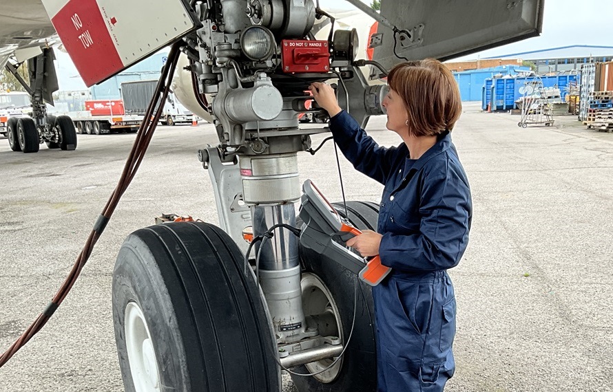 一體化手持式工業(yè)內(nèi)窺鏡檢查飛機(jī)起落架快捷而高效